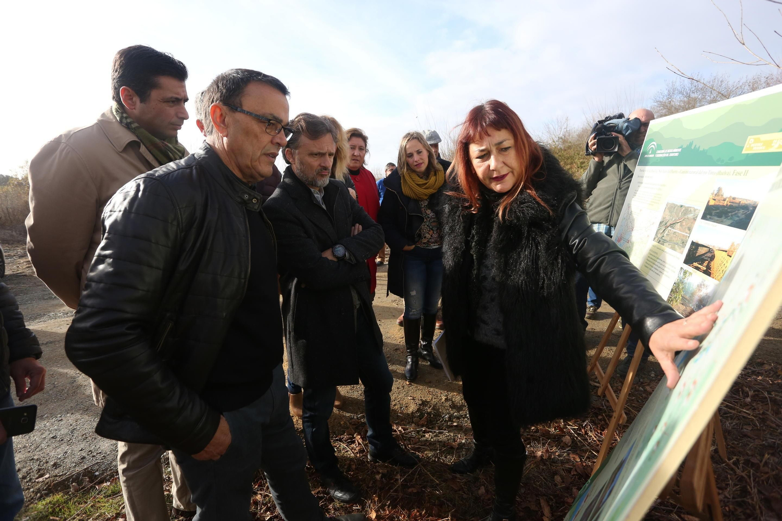 Ignacio Caraballo y José Fiscal atienden las explicaciones sobre la actuación de la Puerta Verde.
