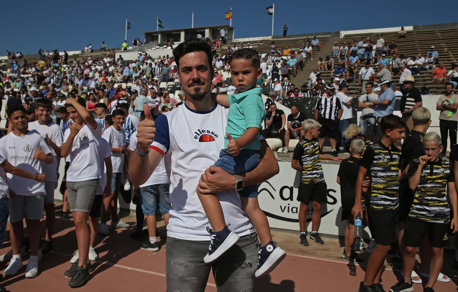 Fotos de la afición durante el Balona - Córdoba en el estadio municipal de La Línea