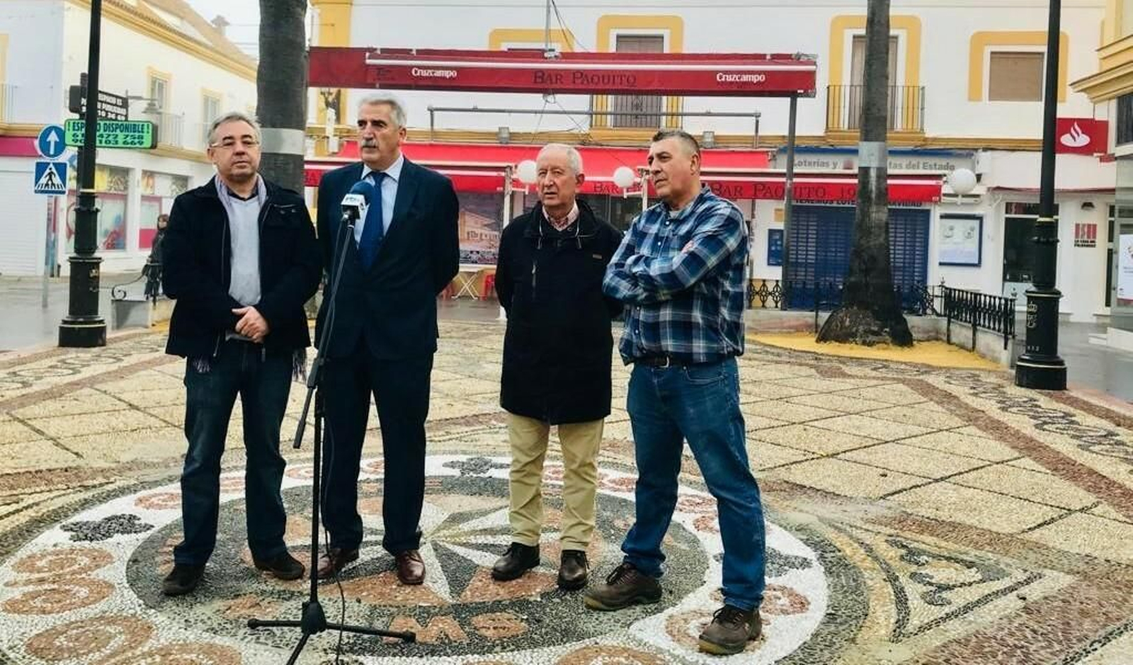 El alcalde y el concejal de Urbanismo, con representantes de la Asociación Cultural 'Caepionis' en la plaza Pío XII.