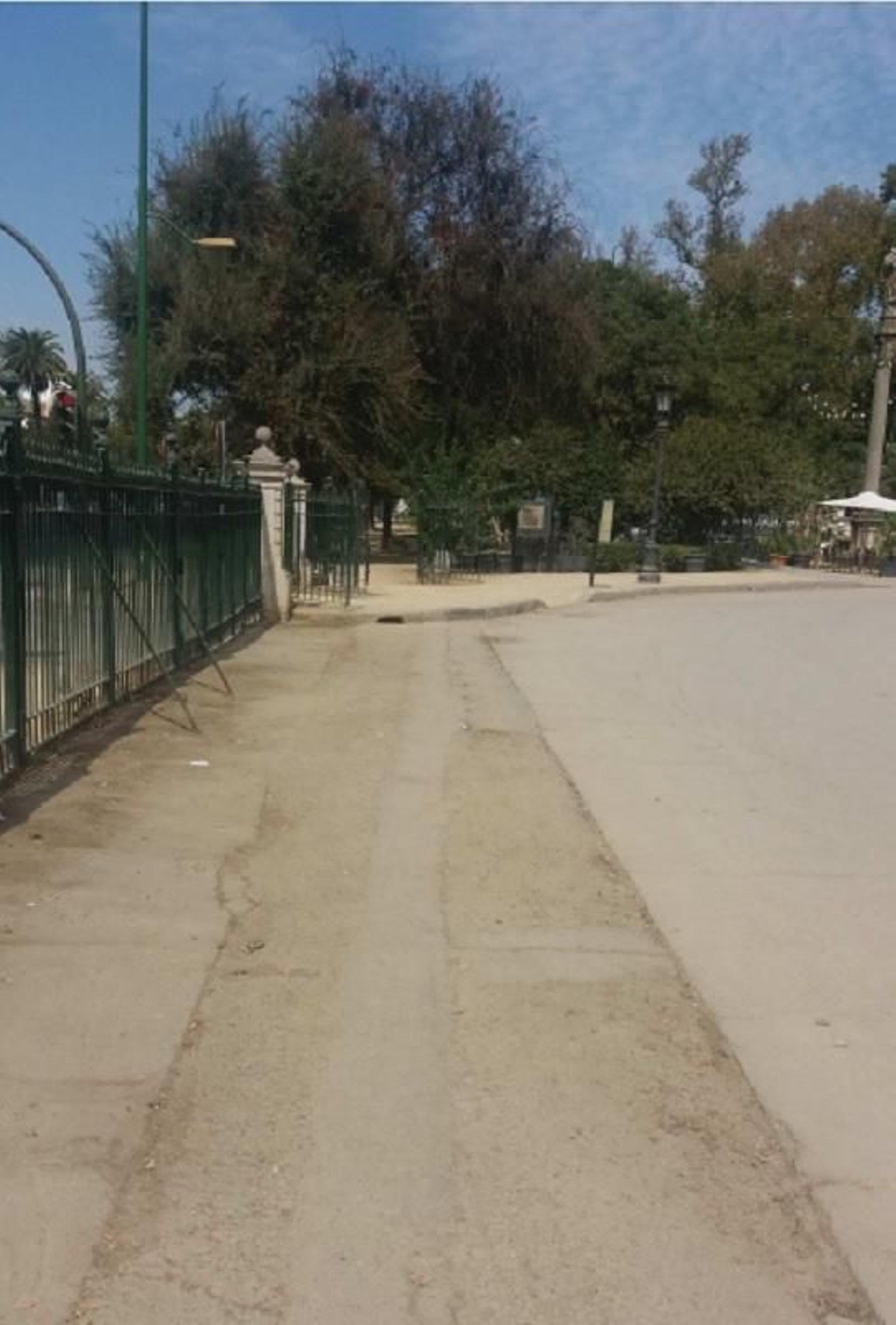 Estado del interior de la puerta de la Plaza de América.