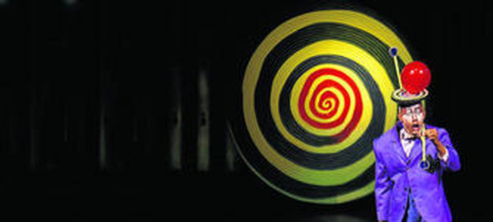 La obra, con la que el Circo del Sol visita por quinta vez Sevilla y que se podrá ver también en Málaga y Zaragoza, narra el viaje por un mundo de fantasía de una chica aburrida de su vida.