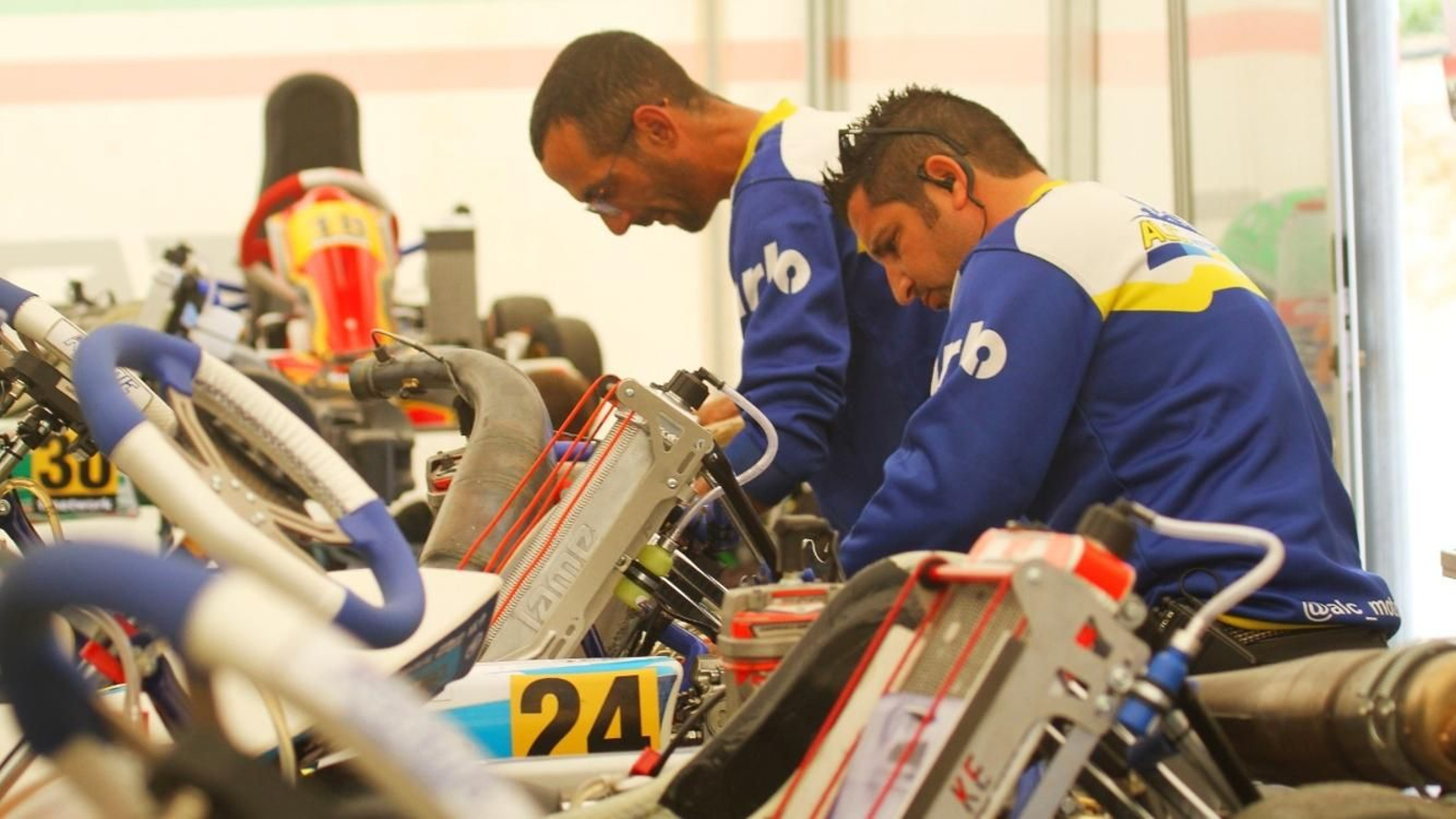 Juan del Pino trabaja en la puesta a punto de un kart.