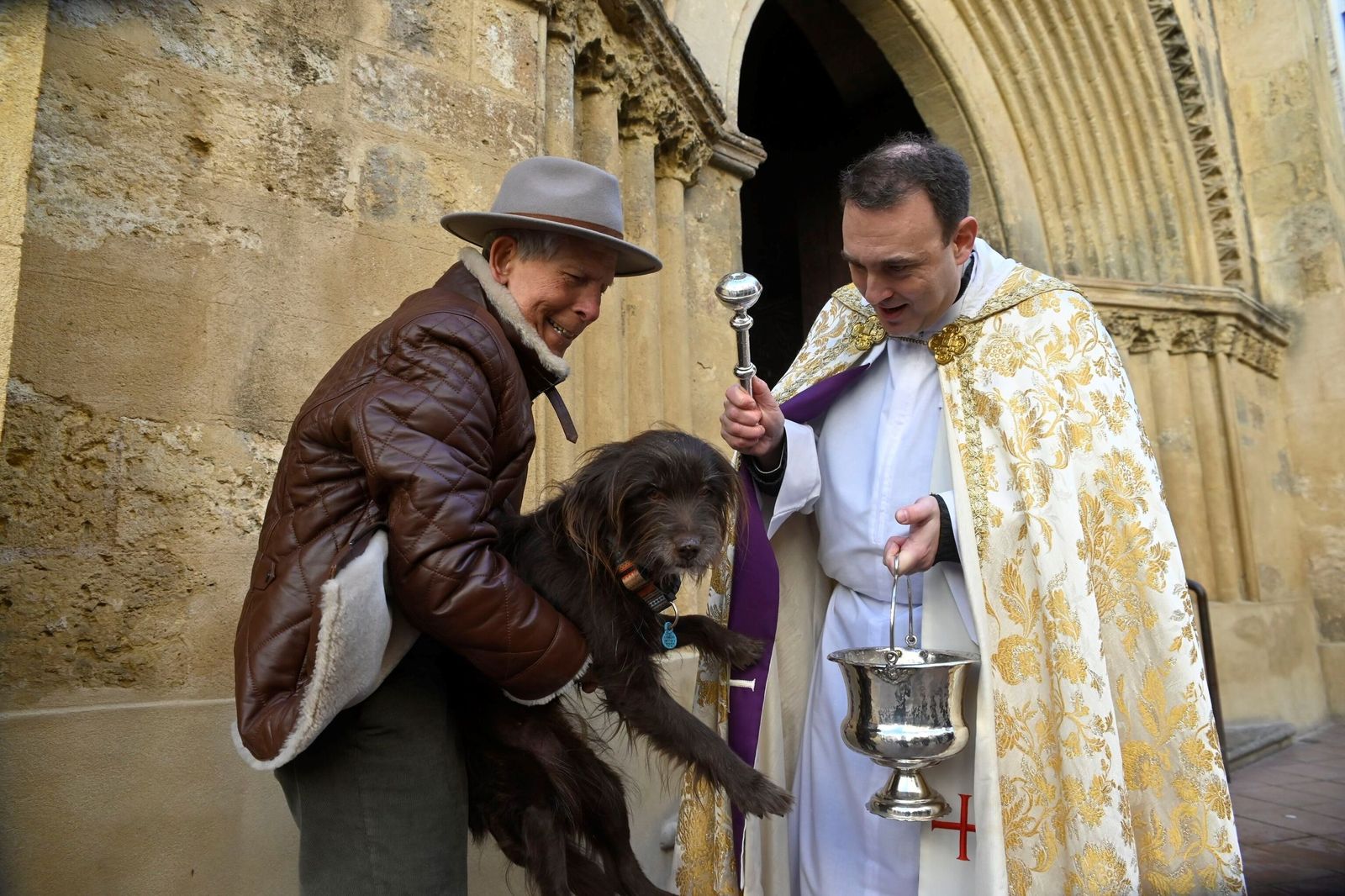 El párroco de San Miguel, Pedro Cabello, bendice a un perro por San Antón el año pasado.