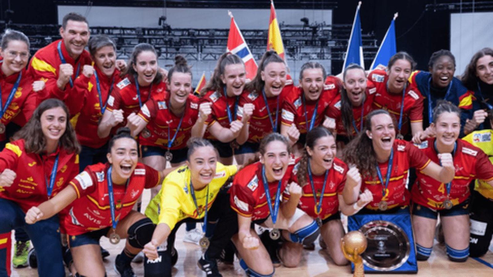 Las Guerreras Juveniles celebrando un triunfo