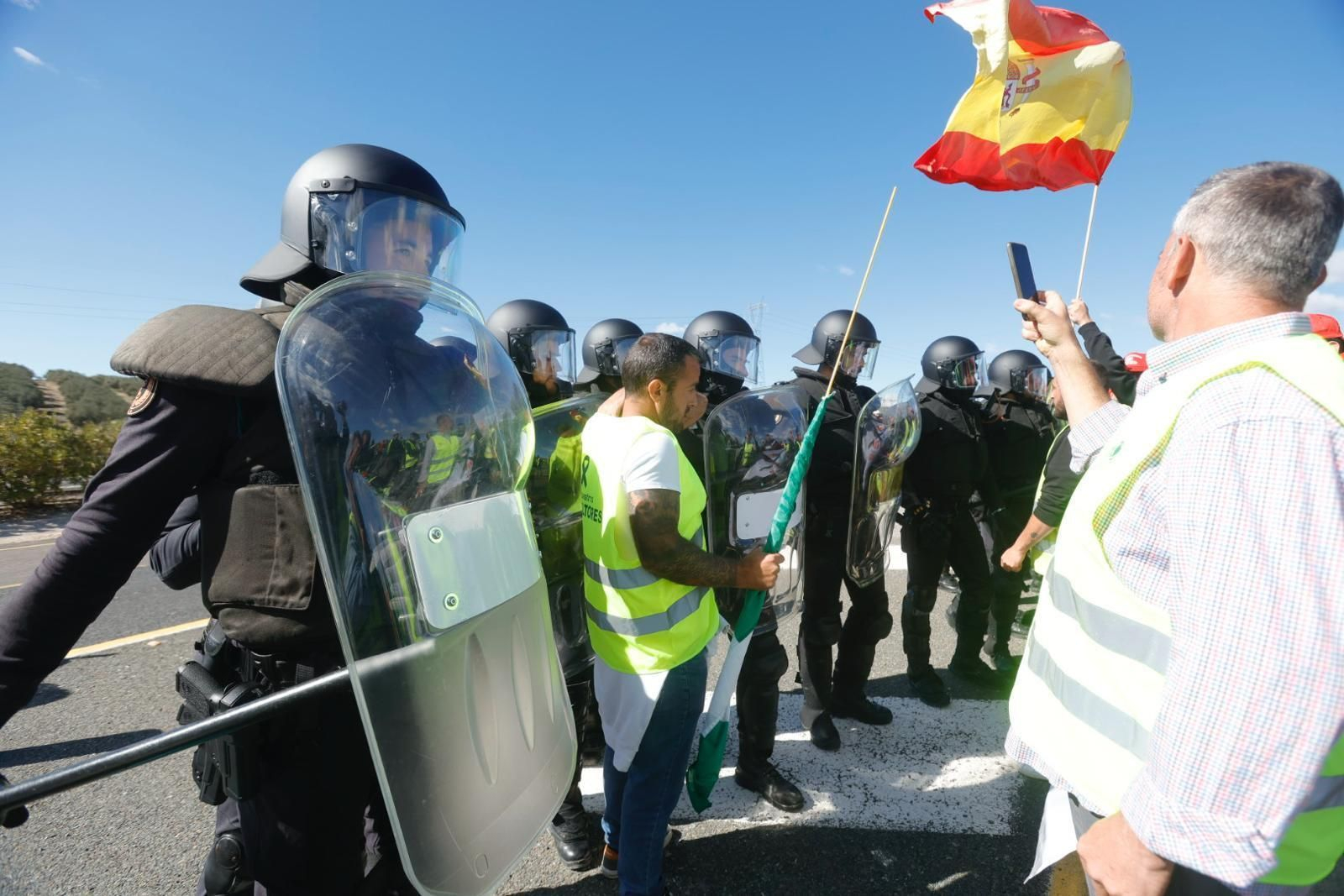 Los agricultores cortan la A-45 en Lucena, en imágenes