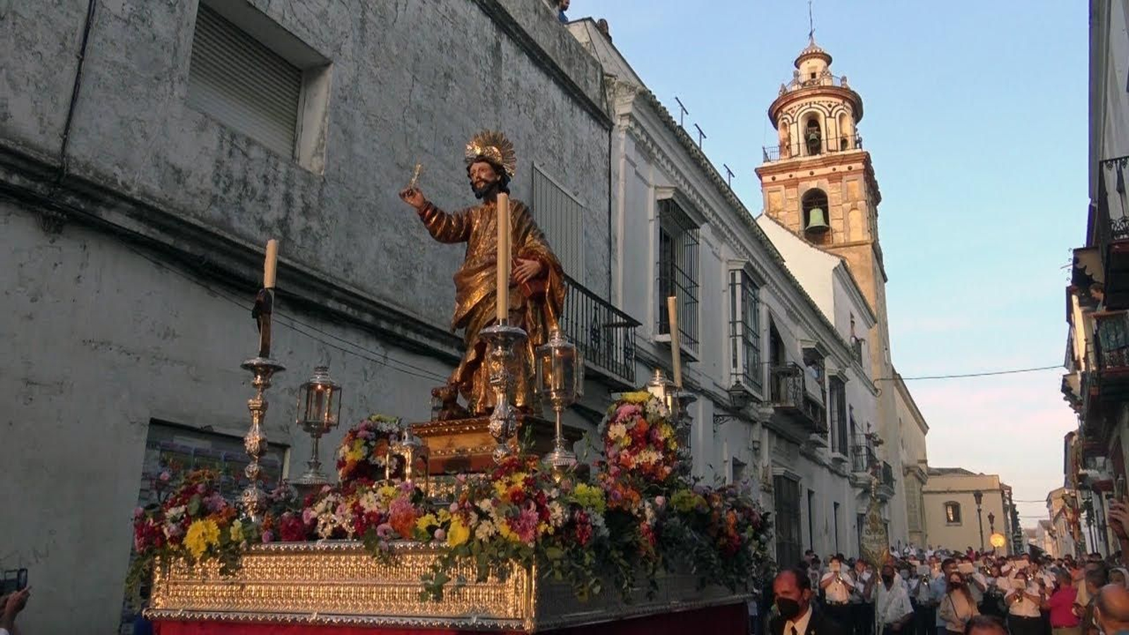 Las calles de Sanlúcar se llenan de gente para ver la salida procesional de San Lucas Evangelista Las calles de Sanlúcar se llenan de gente para ver la salida procesional de San Lucas Evangelista