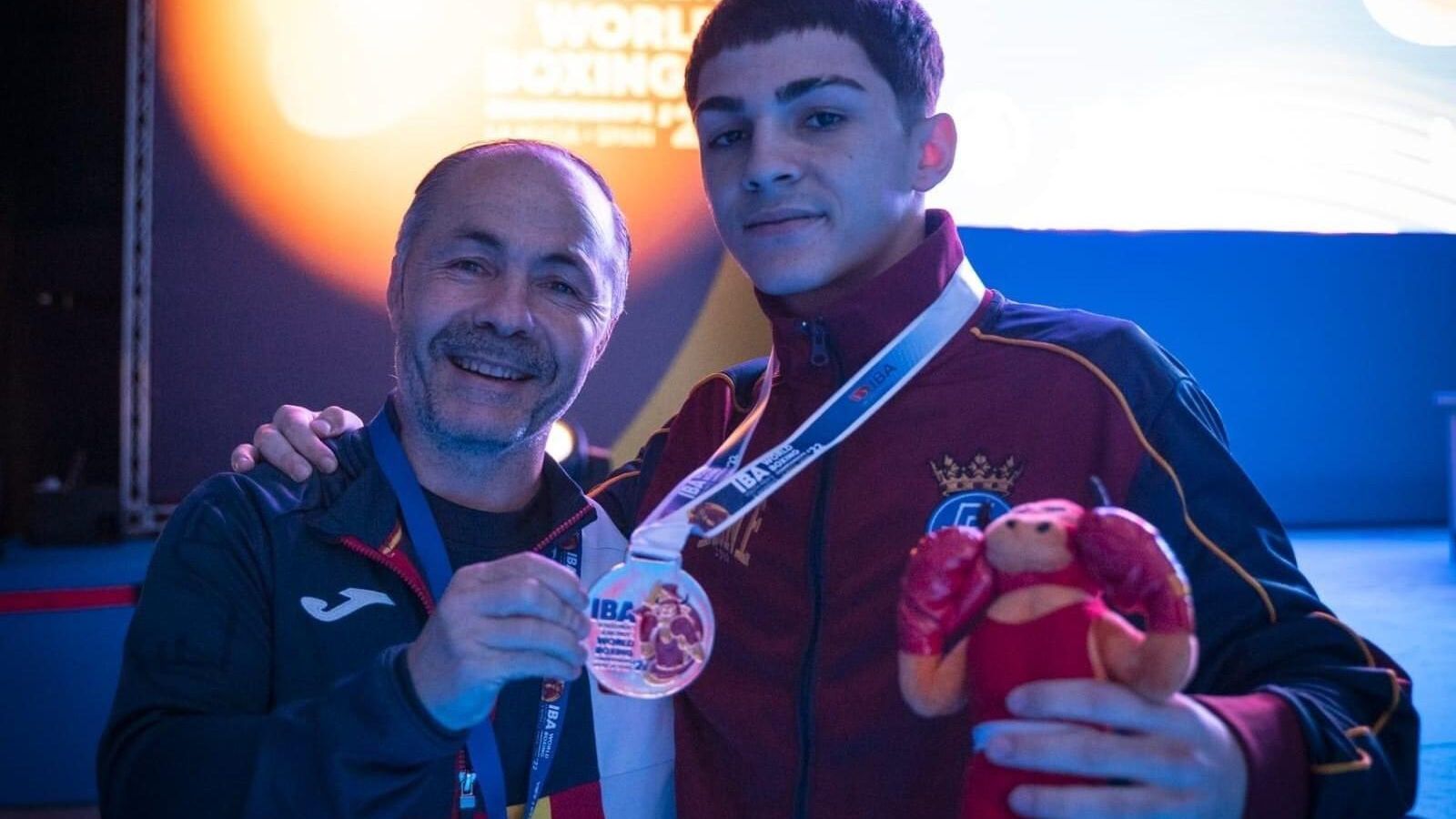 Rafa Lozano, junto a su padre, con la medalla de bronce lograda en el Mundial Joven.