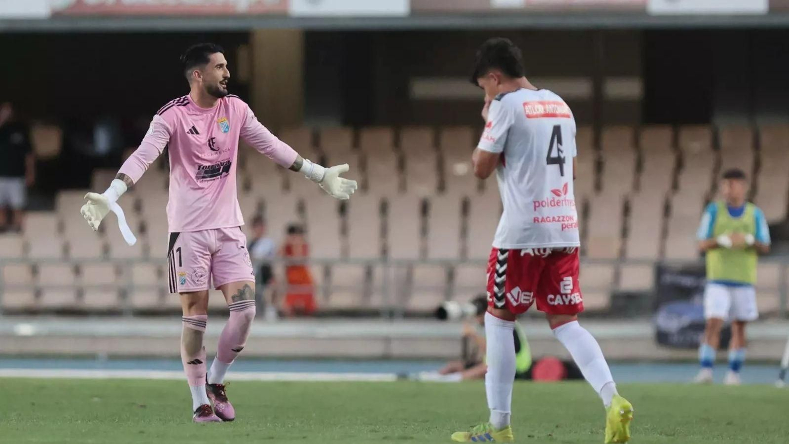 Ángel de la Calzada pide explicaciones al árbitro por la roja al considerar que no tocó al rival.