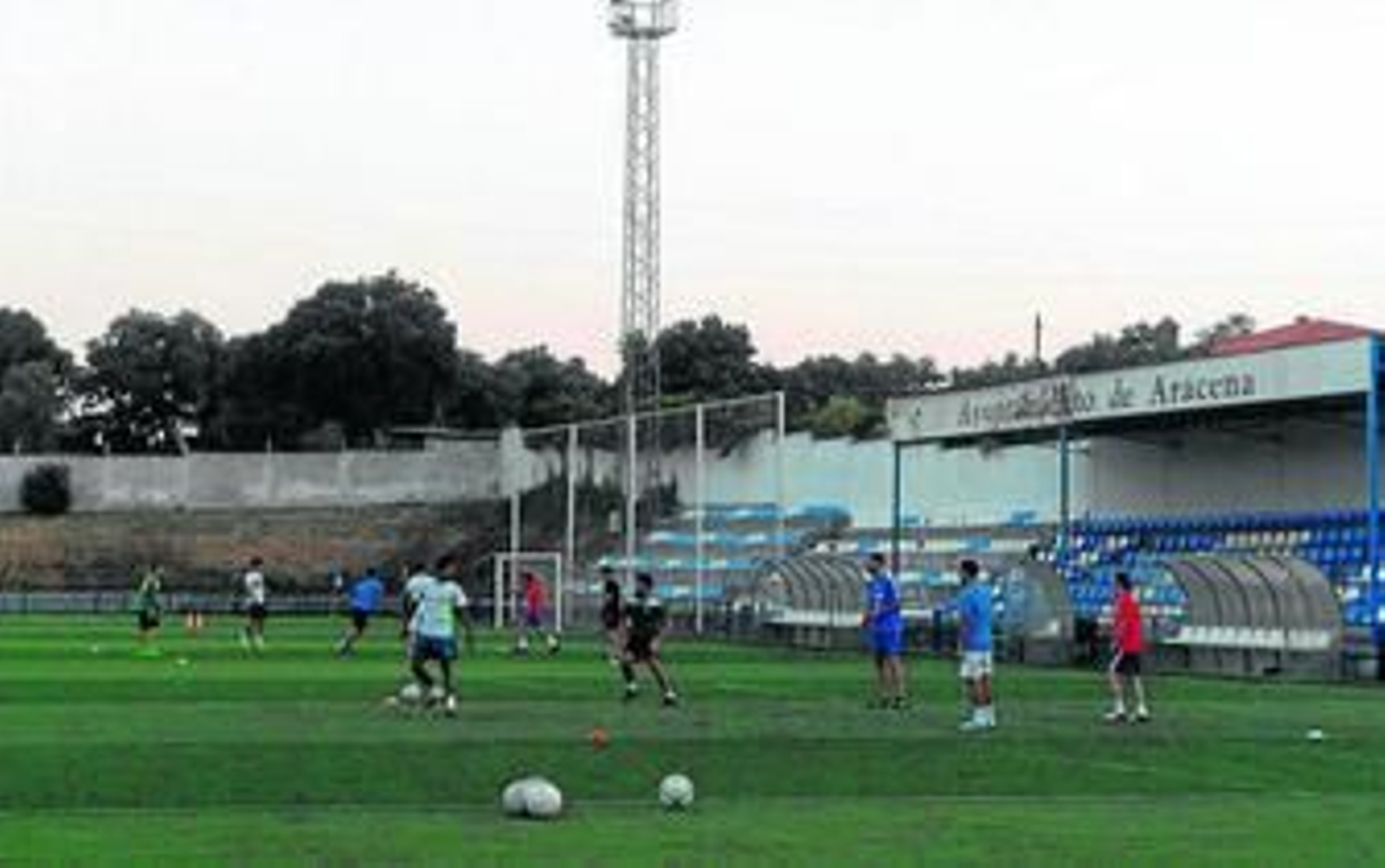 La plantilla de la UD Aracena en una de las sesiones de entrenamiento de pretemporada.