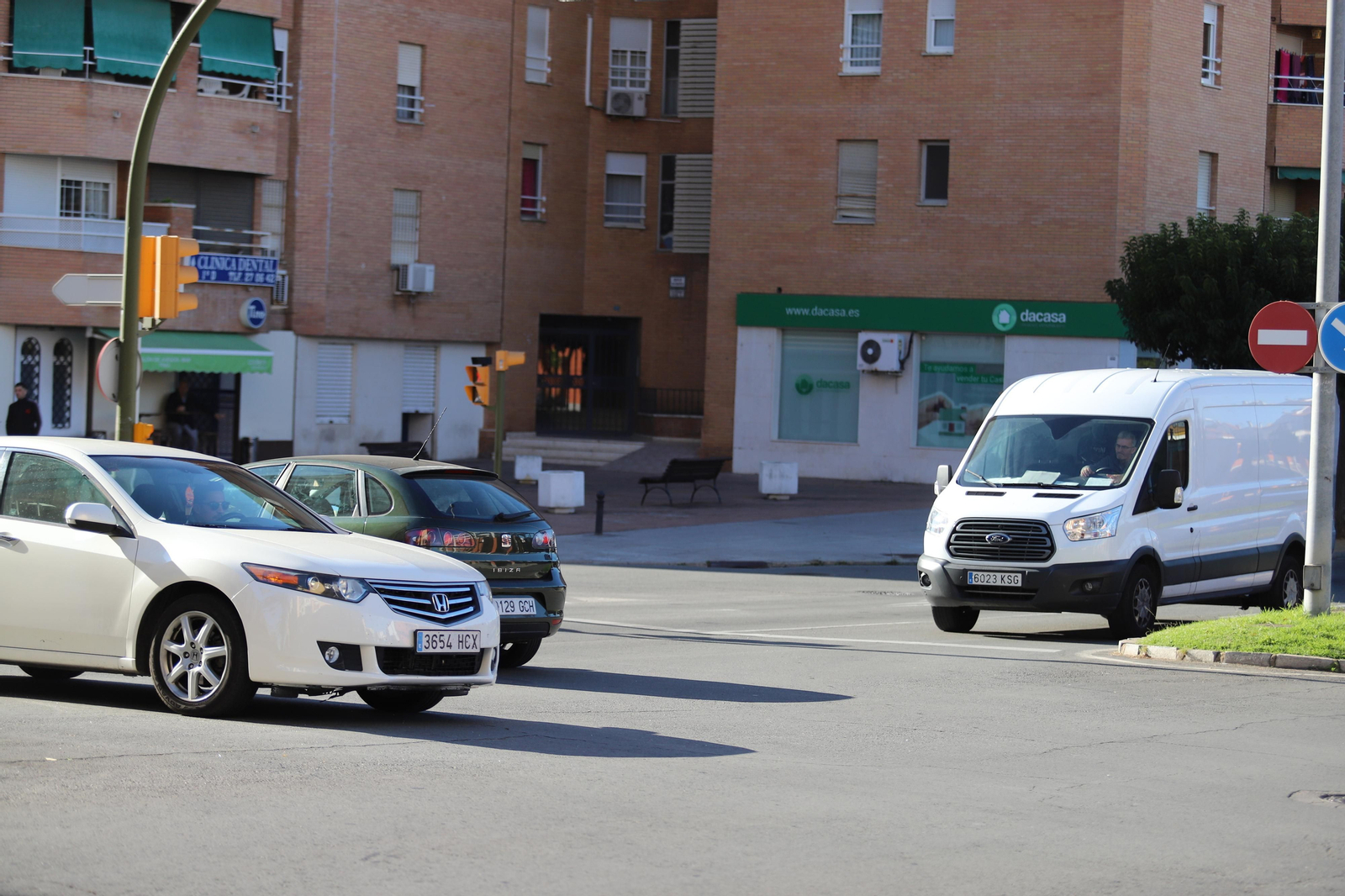 Imágenes del lugar del accidente que le costó la vida a una joven de 22 años en Fuerzas Armadas, Huelva