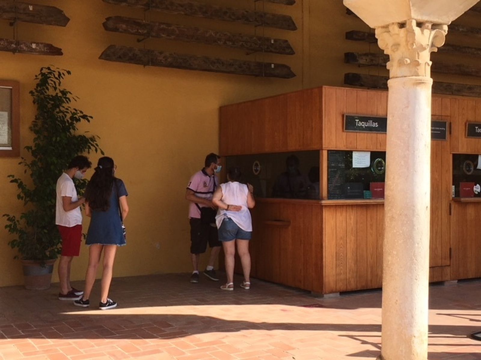 Un grupo de visitantes, en las taquillas de la Mezquita-Catedral.