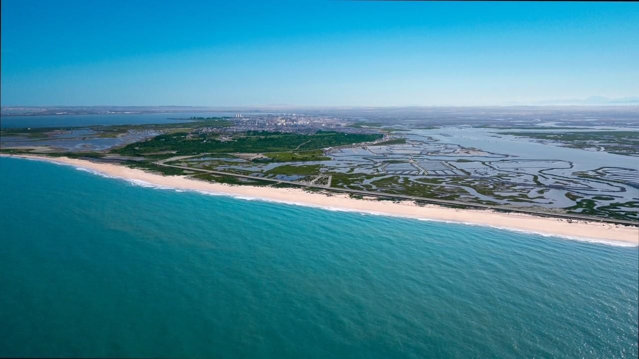 Fue un campo de tiro del Ejército y hoy es una playa de cinco estrellas de la costa de Cádiz