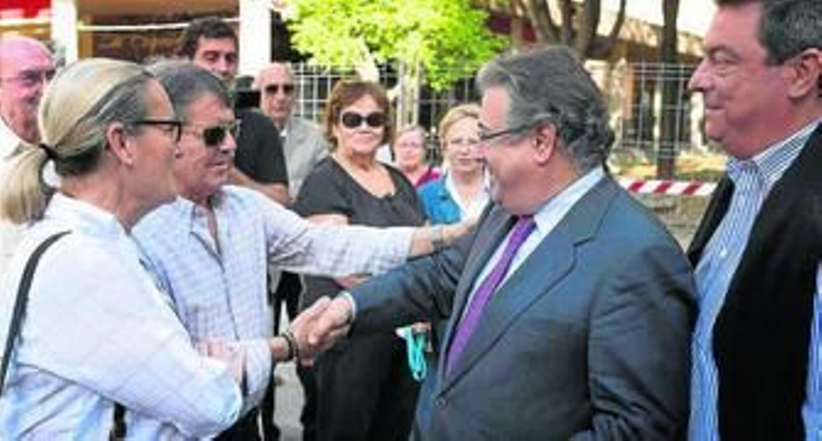 Juan Ignacio Zoido, alcalde de Sevilla, junto a los vecinos de la barriada de Sevilla Este.