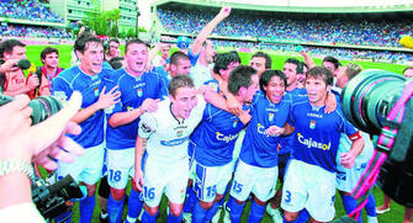 Los jugadores del Xerez celebran el ascenso a Primera División tras derrotar al Huesca por 2-1 con goles de Moreno y Carlos Calvo el 13 de junio de 2009.