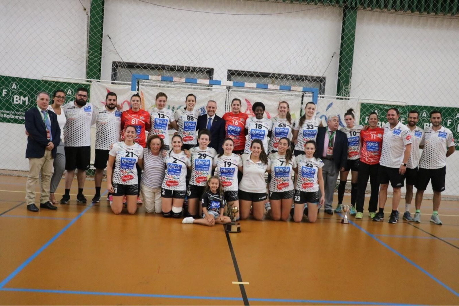 Las jugadoras del Rincón Fertilidad poasan con el trofeo campeonas de Andalucía.