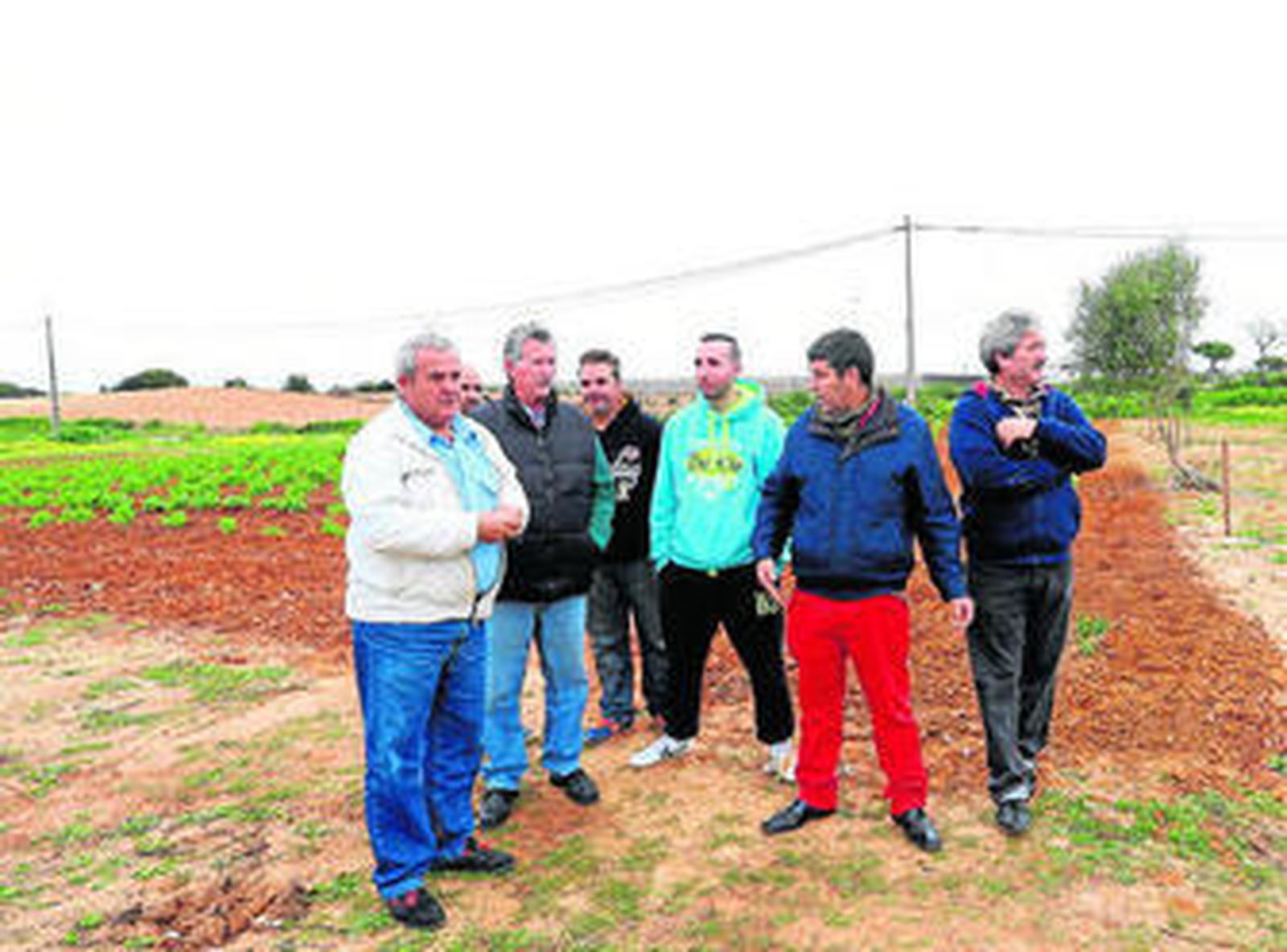 Algunos de los participantes del proyecto para la cría de caracoles.