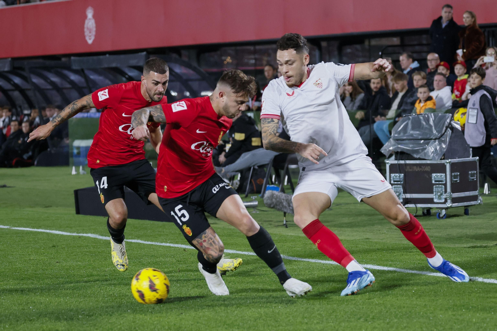 Ocampos intenta zafarse de Maffeo y Dani Rodríguez.