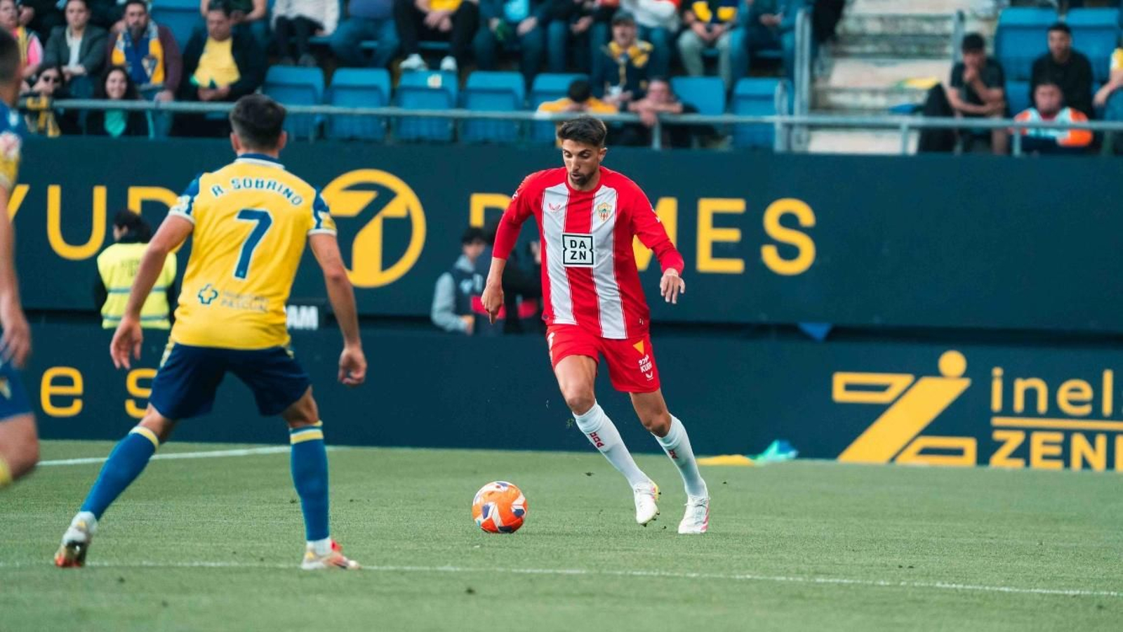 Édgar, con el balón en los pies en el duelo ante el Cádiz. Édgar, con el balón en los pies en el duelo ante el Cádiz.