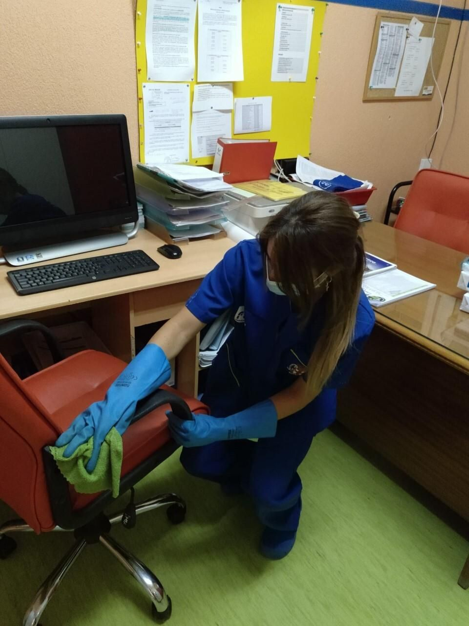 Tareas de limpieza y desinfección en un colegio de la capital almeriense