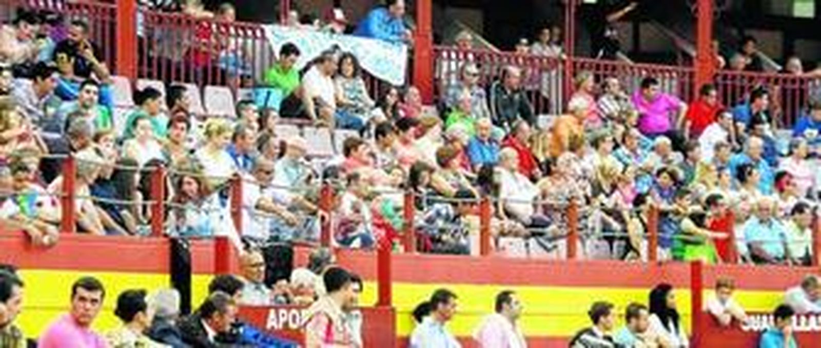 La Plaza de toros de Roquetas presentó algo más de un cuarto de entrada para ver a los jóvenes novilleros.