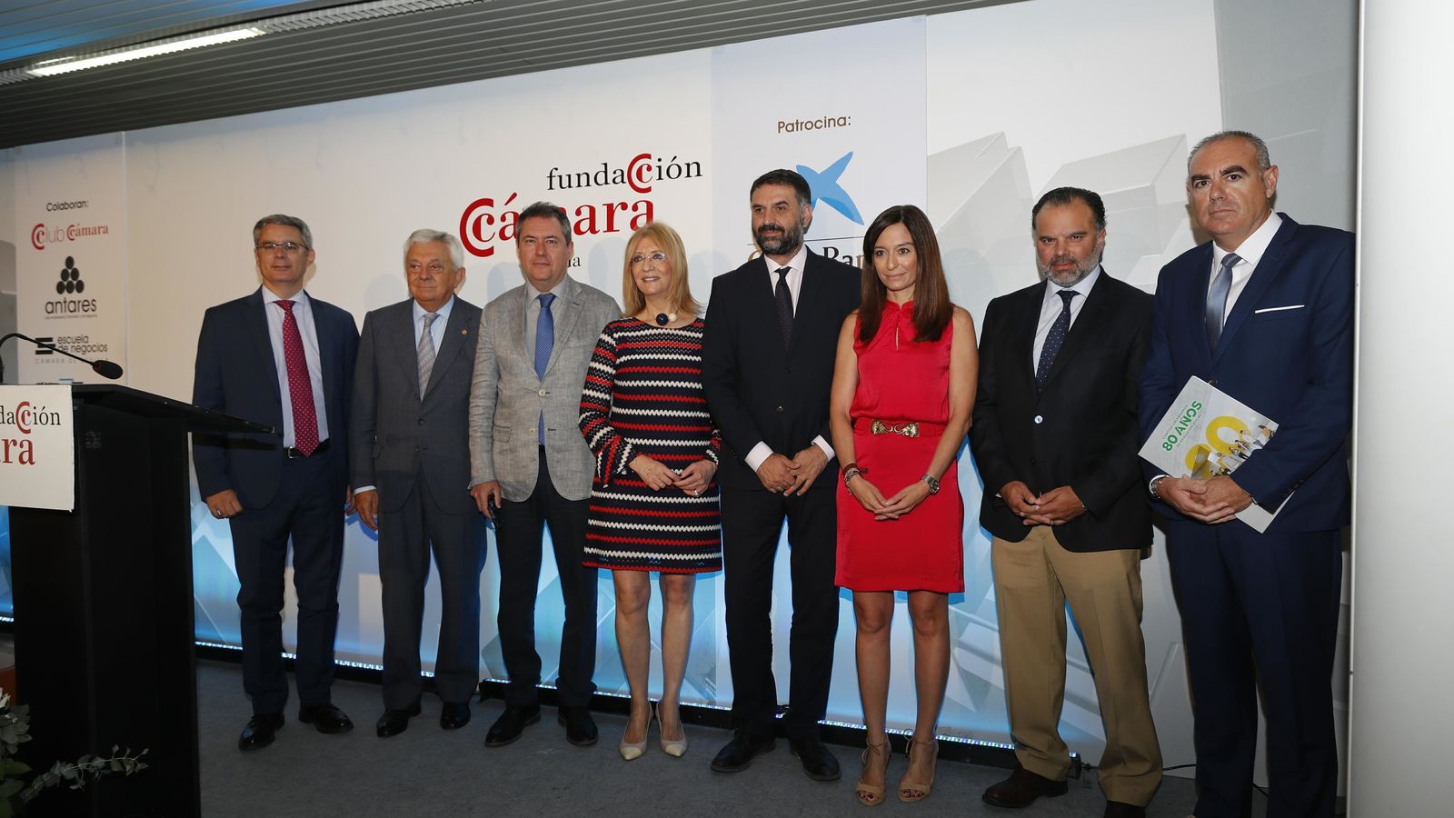 El alcalde Juan Espeadas y el consejero de Turismo, Javier Fernández, entre los asistentes al acto celebrado en Antares.