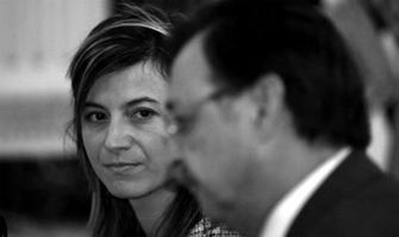 La ministra de Igualdad, Bibiana Aído, observa ayer al presidente de la ciudad autónoma de Ceuta durante su intervención ante los medios.