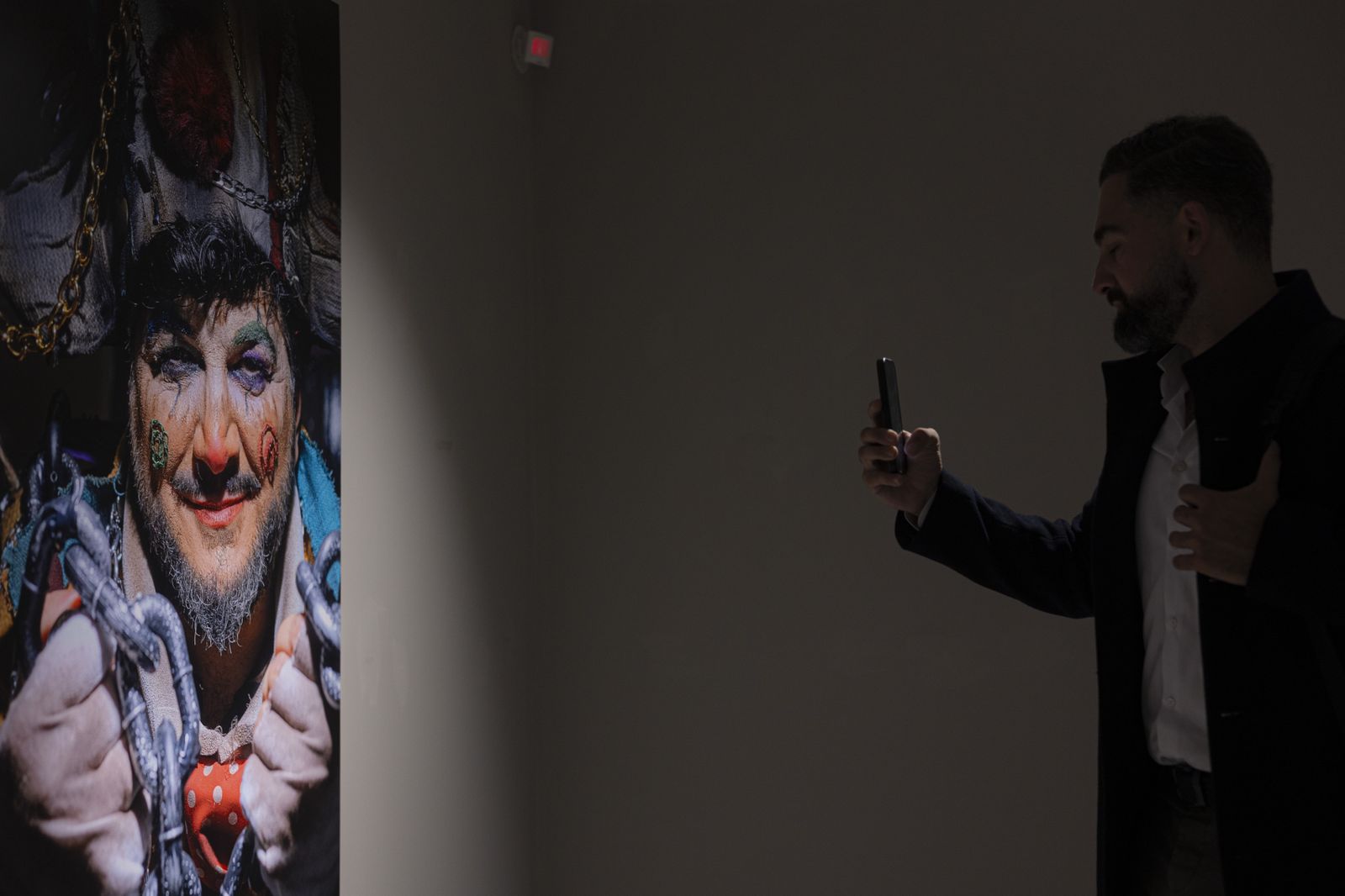 Inauguración de la exposición de Julio González "Carnaval de improviso. Retratos urgentes: la trastienda del COAC"  en la casa del carnaval.