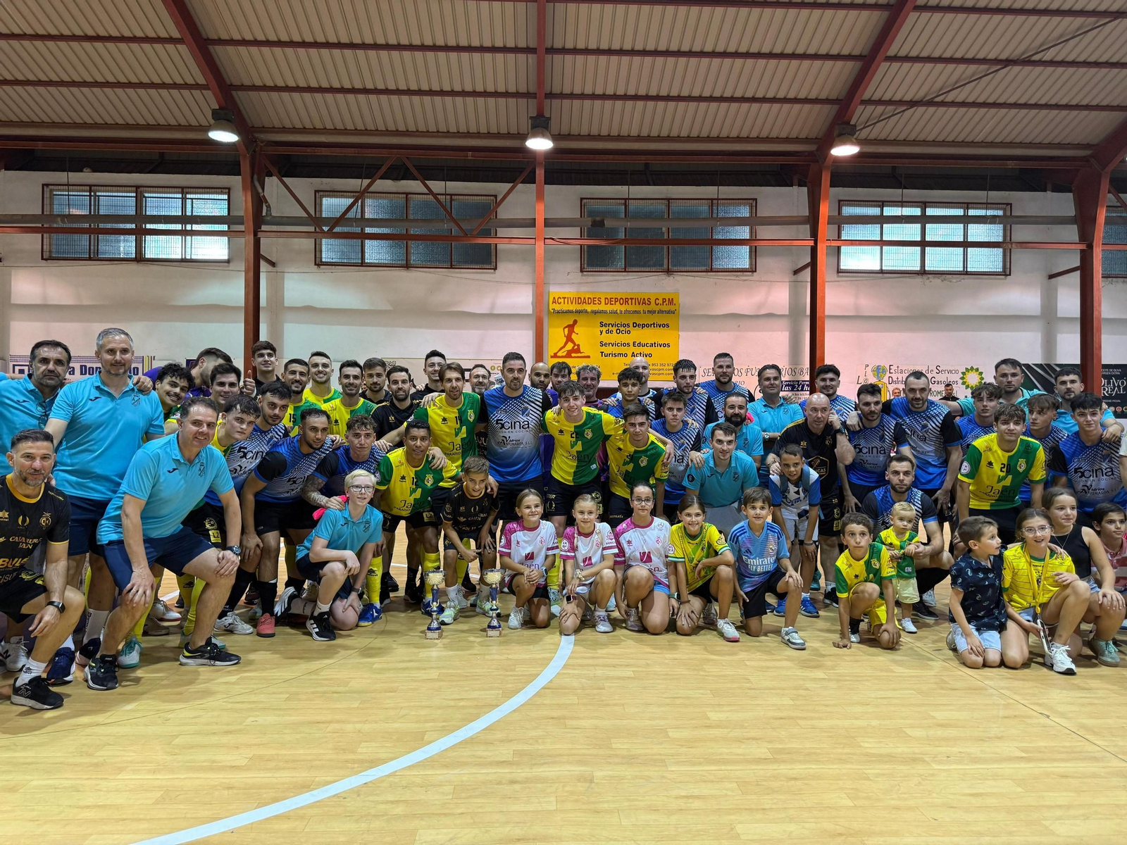 Foto de familia de ambos conjuntos tras el duelo.