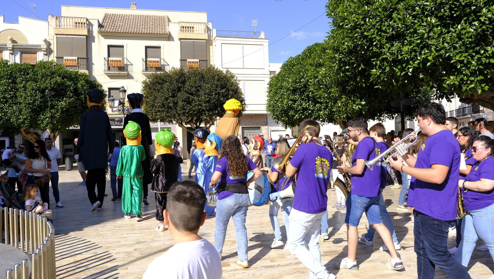 Encierro infantil y gigantes y cabezudos en las Fiestas de Huércal Overa, en imágenes