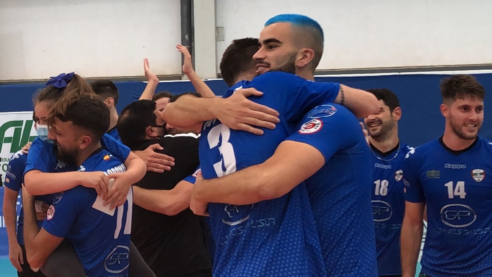 Los jugadores del Aluminios Galisur se felicitan tras conquistar el título de Primera División