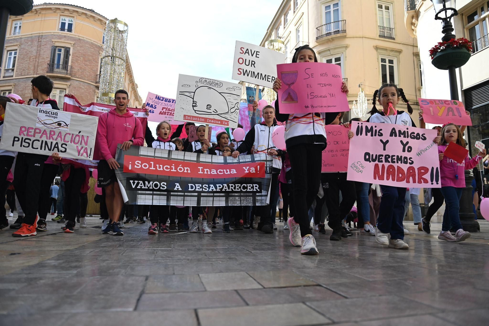Las fotos de la manifestación del Club de Natación Inacua