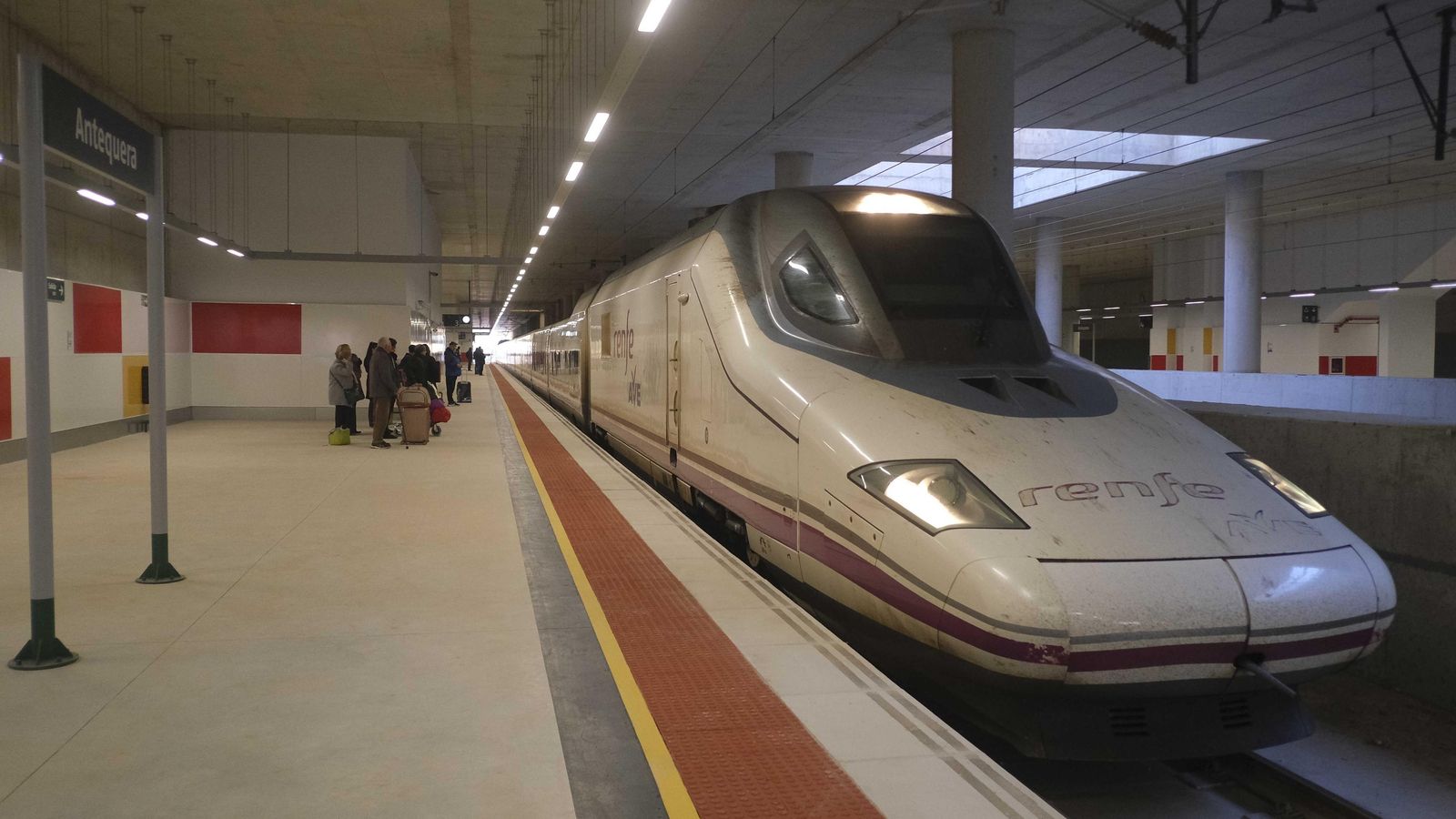 Ave con destino a Barcelona recogiendo sus primeros viajeros en Antequera.