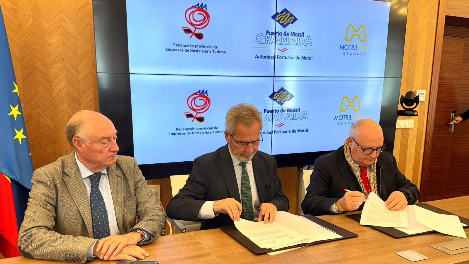 Firma del acuerdo entre el presidente del puerto, José García, y el presidente de la Federación, Gregorio García Firma del acuerdo entre el presidente del puerto, José García, y el presidente de la Federación, Gregorio García