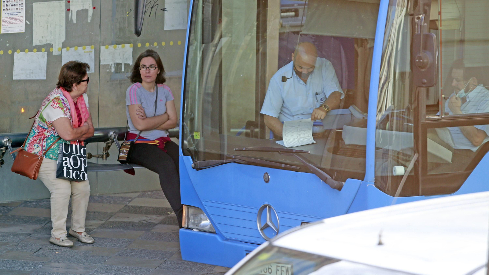 Un autobús en una parada del centro.