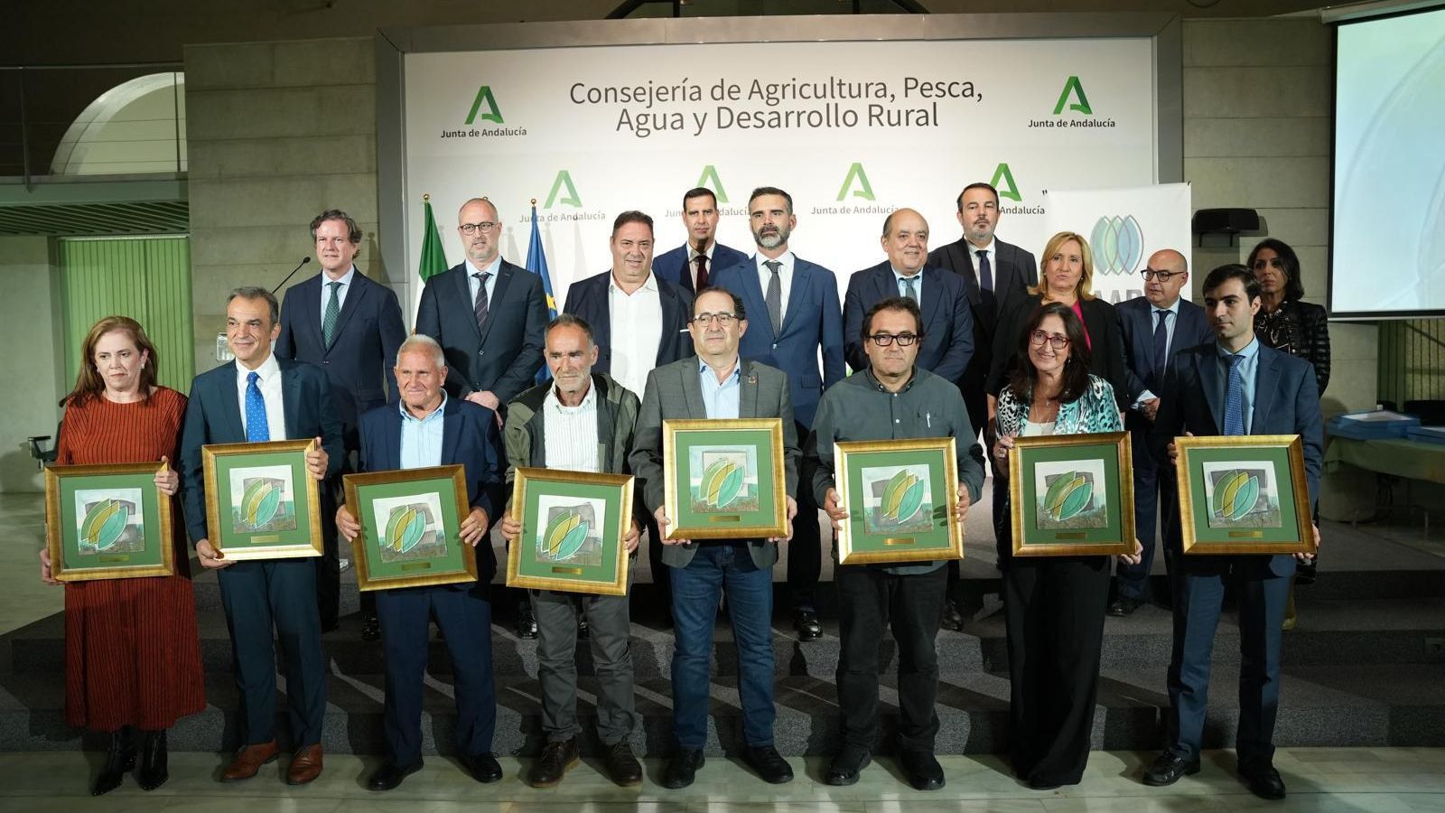 Los premiados junto al consejero, la viceconsejera y representantes de FAAPE.