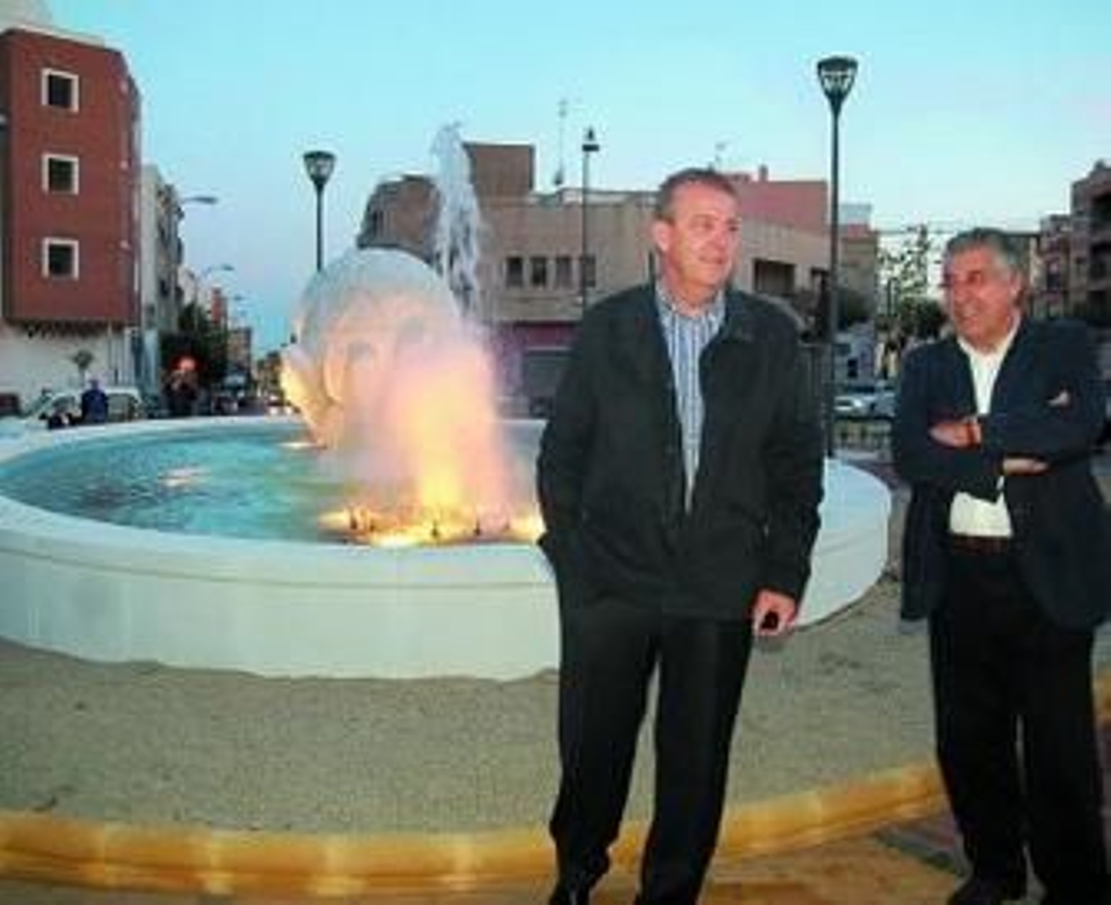 El alcalde, Juan Enciso, posó junto a la nueva fuente de la plaza.