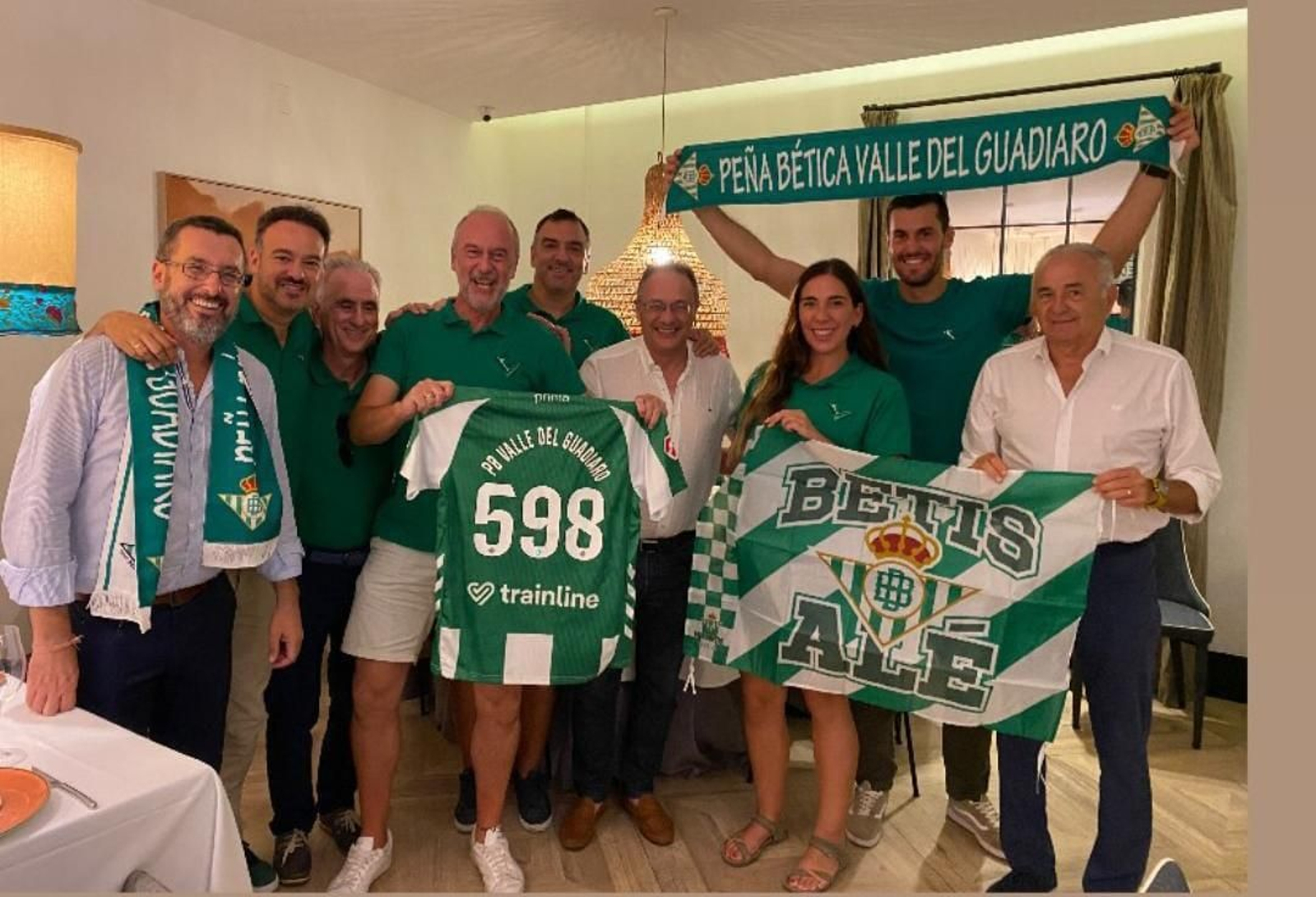 Rafael Gordillo y Juan Franco, con miembros de la peña bética del Valle del Guadiaro.
