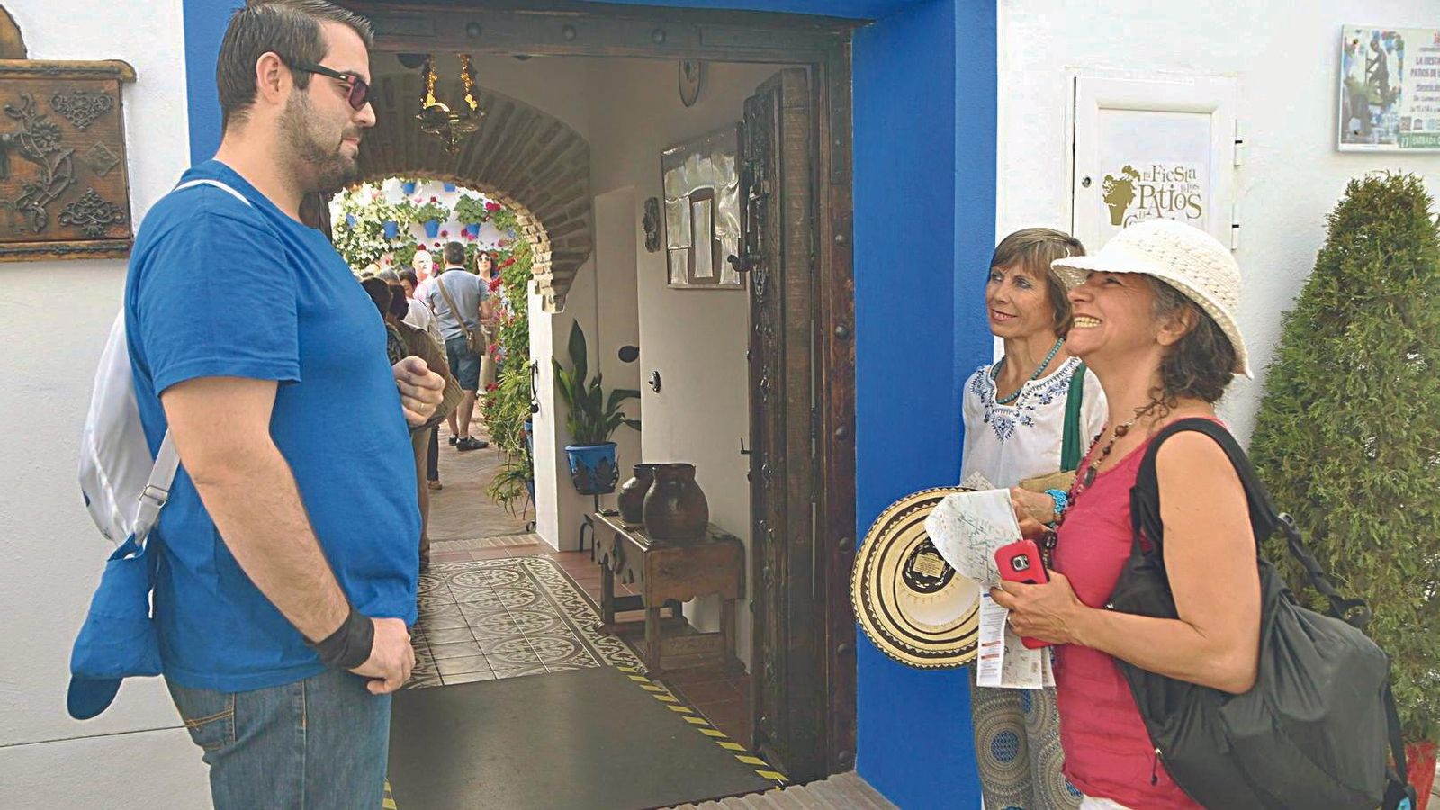Un controlador habla con unas visitantes a la casa-patio de Guzmanas, 7.