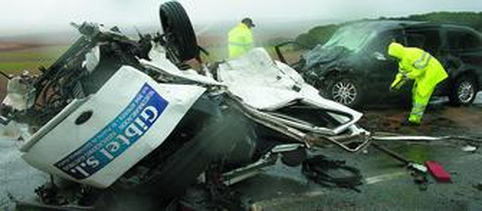 Así quedaron los dos vehículos implicados en el accidente. A la derecha, el Chrysler Grand Voyager en el que viajaban, entre otros, Esther Arroyo, Ana Torroja y el fallecido.