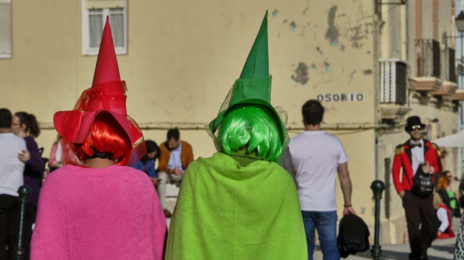 Dos hadas madrina de Cenicienta camino de la Cabalgata.