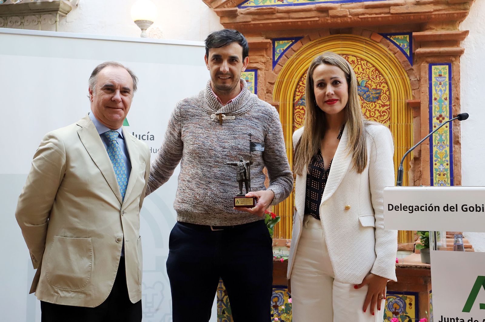 Imágenes del homenaje a 16 peñas taurinas de Huelva