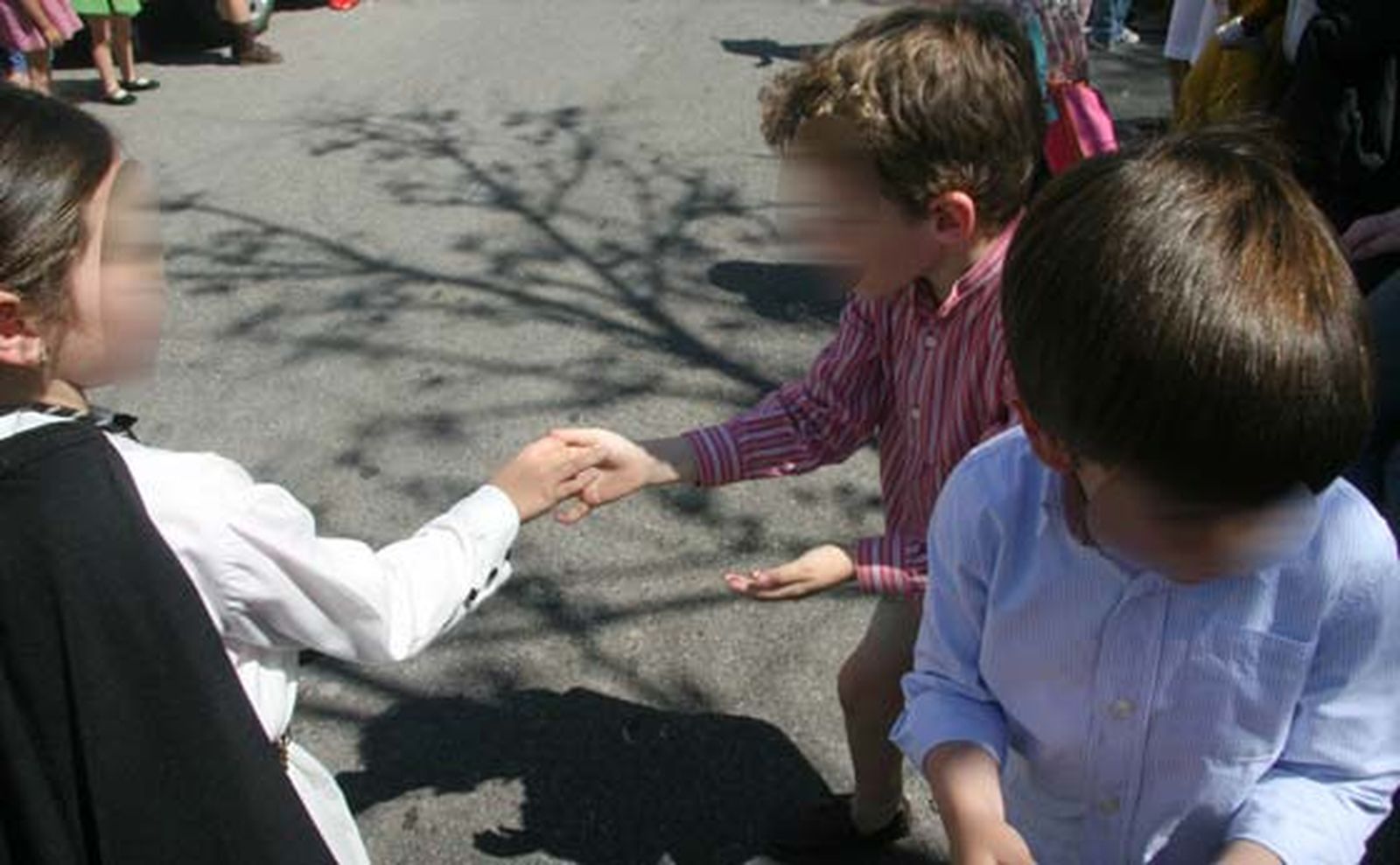 Una pequeña nazarena entrega caramelos a otros niños durante la estación de penitencia.

Foto: Belén  Vargas