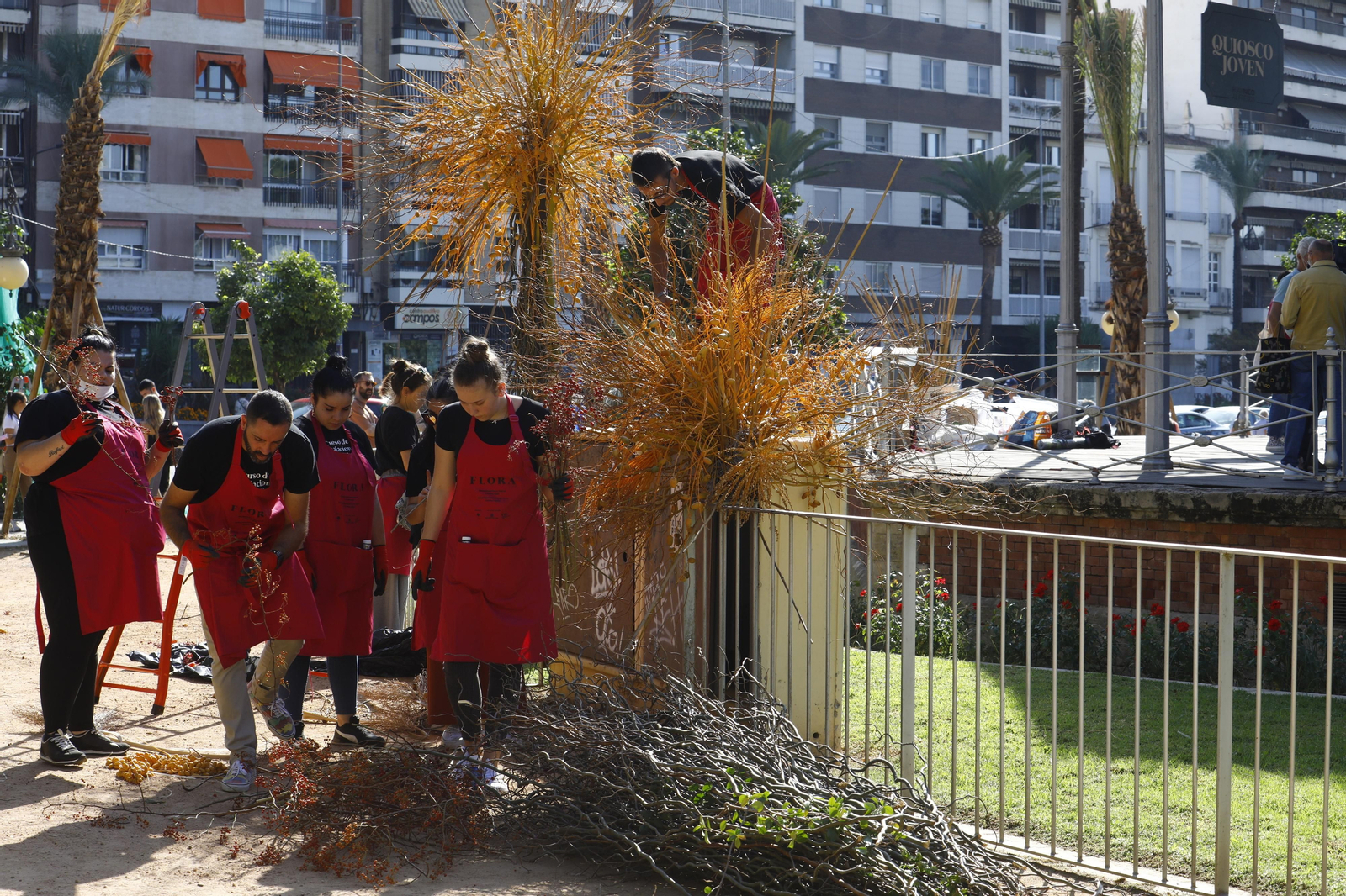 La Guerrilla de flores de Flora inunda el Paseo de la Victoria, en imágenes