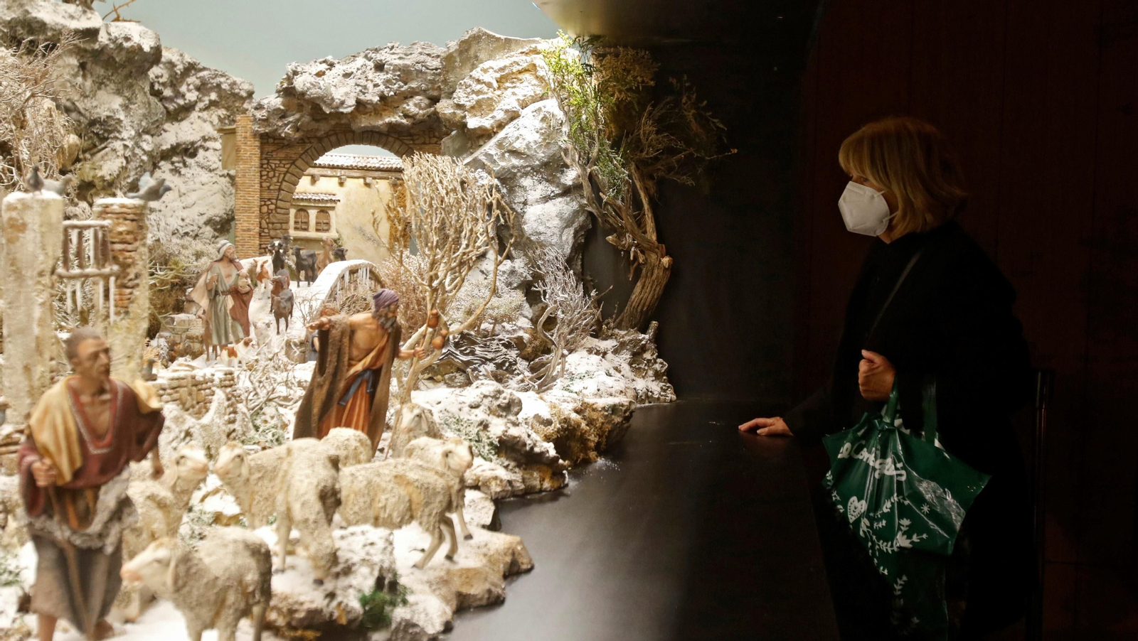 Una mujer observa el belén nórdico de la Fundación Cajasol en Córdoba.