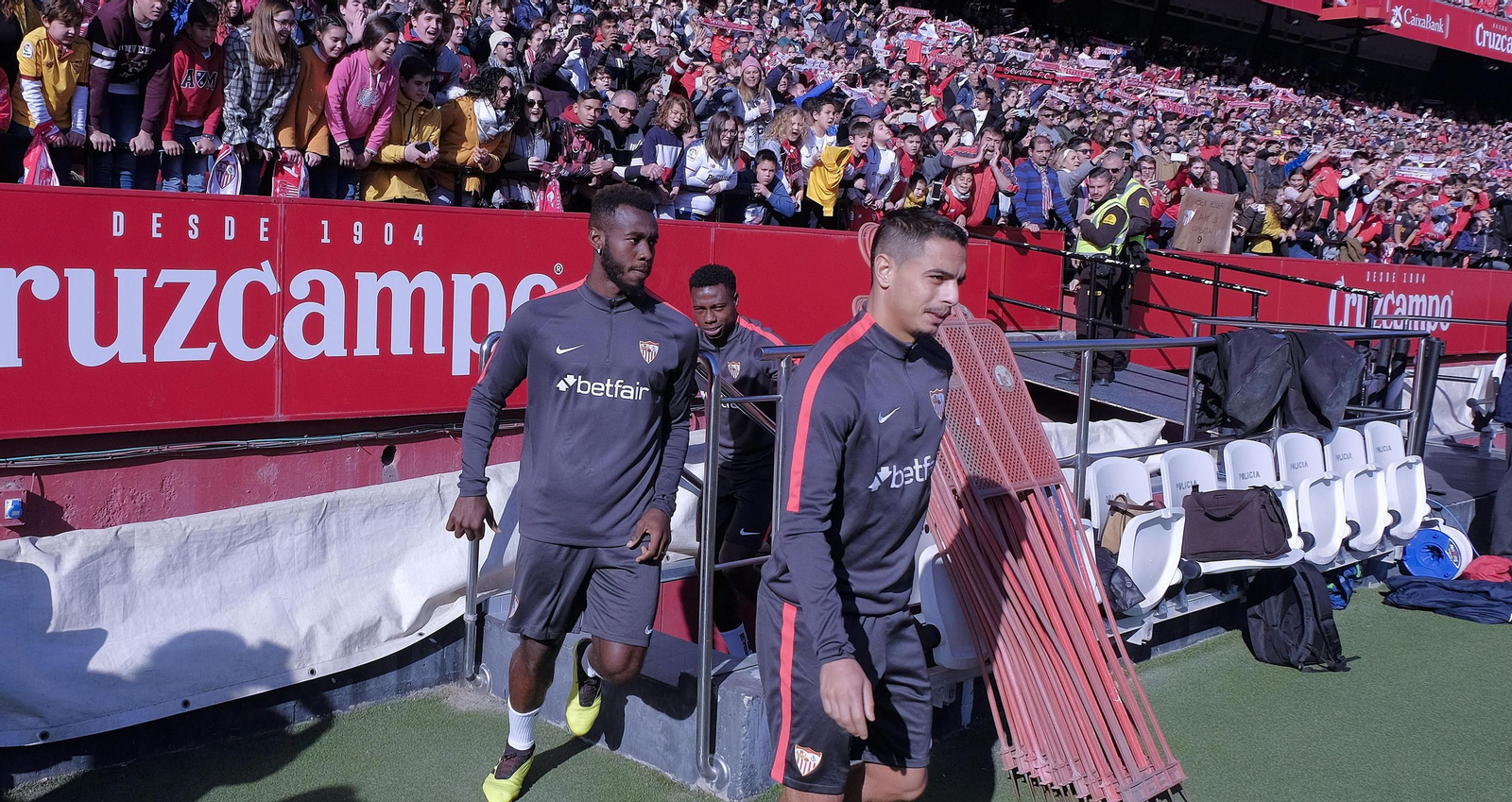 Multitudinario entrenamiento a puerta abierta del Sevilla en el Sánchez-Pizjuán