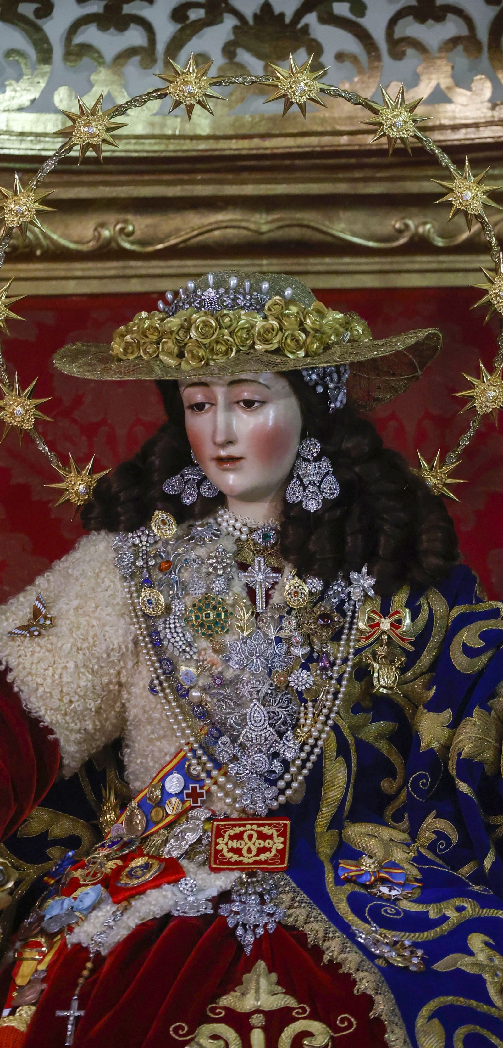La Divina Pastora de Santa Marina con la Medalla de la Ciudad de Sevilla en su pecho.