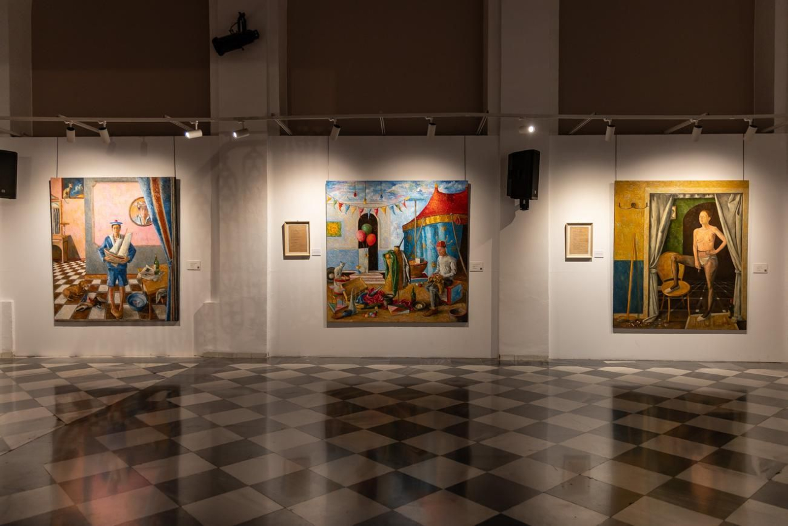 Una exposición en imágenes: ‘Escritura’ o el circo de la condición humana según José Antonio Zaragoza