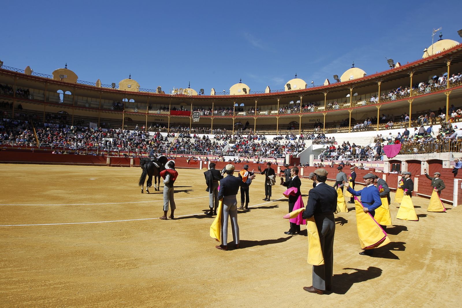 Momento del paseillo, ritual que abrió el festival en l amatinal de ayer.