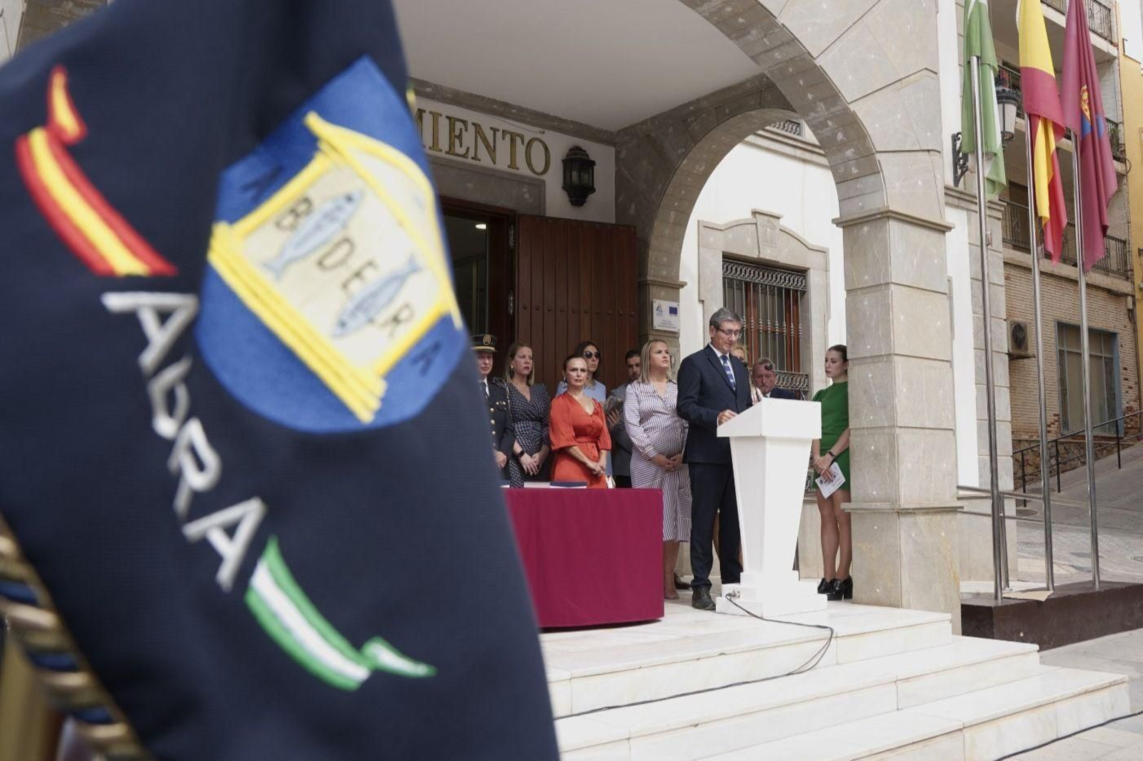 Discurso público de Manuel Cortés a las puertas del Ayuntamiento de Adra.