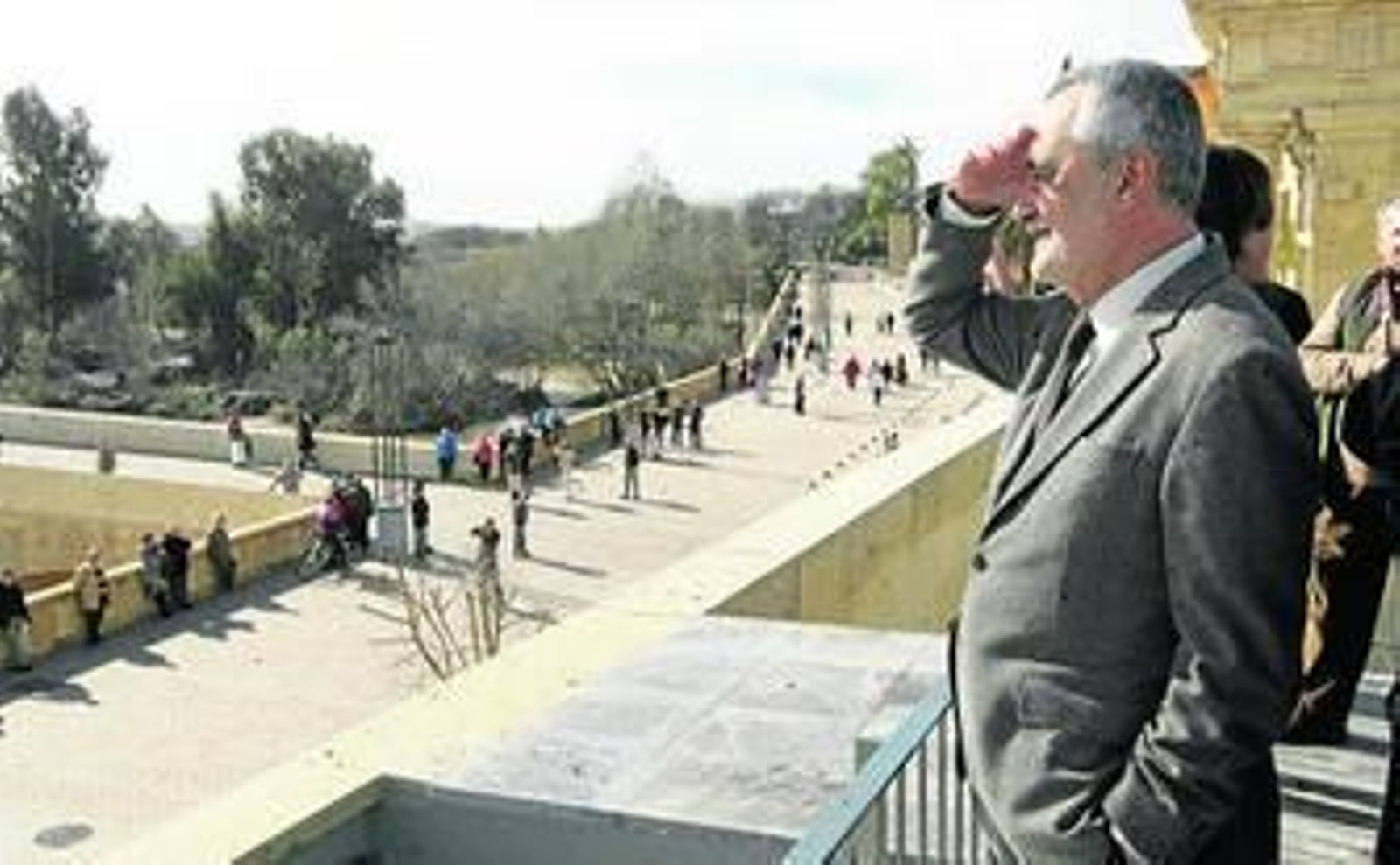 Griñán contempla, ayer, desde el Centro de Recepción de Visitantes la recuperación por completo del Paseo de la Ribera de Córdoba.